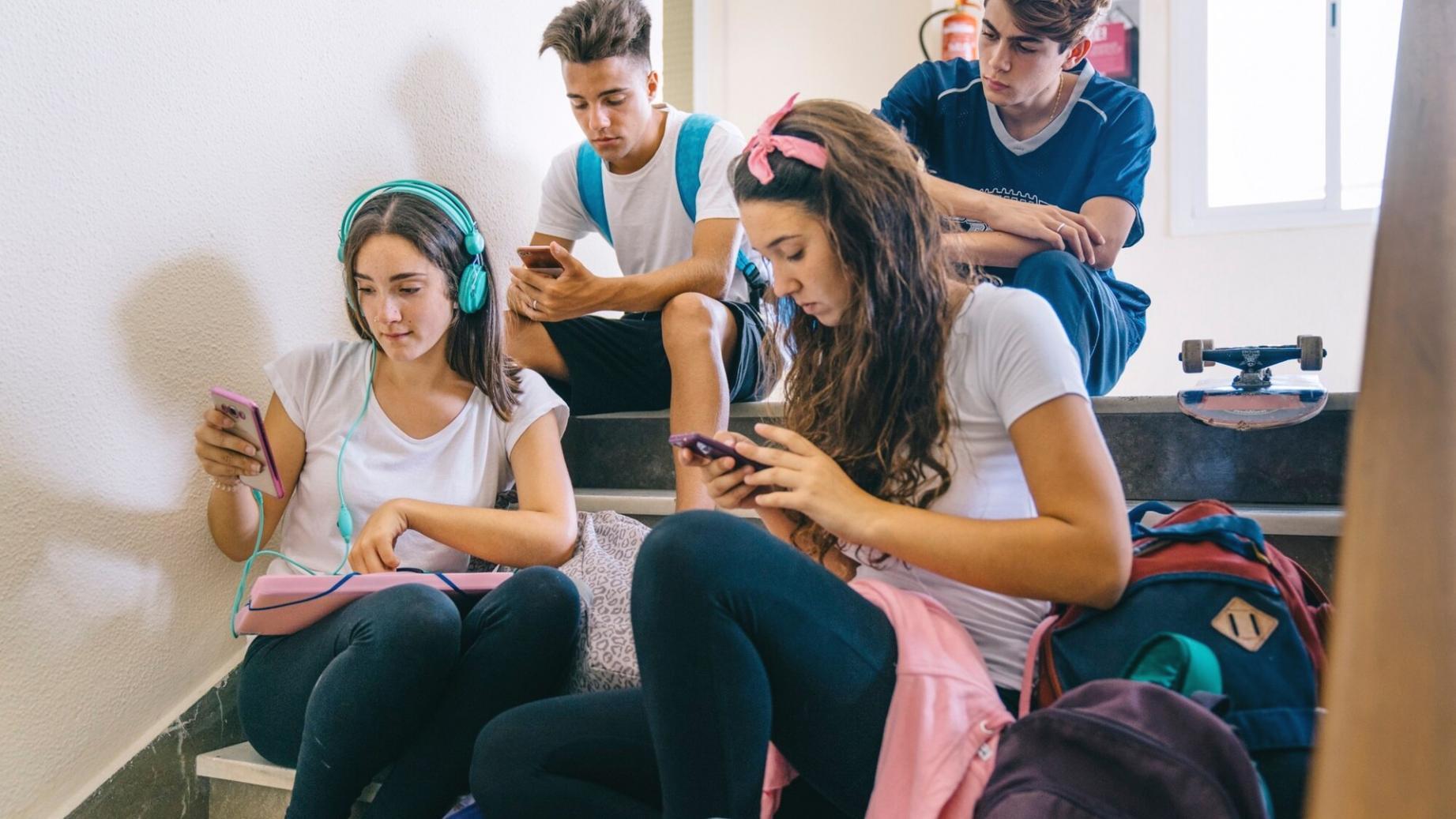 Groupe de personnes collaborant sur des stratégies financières